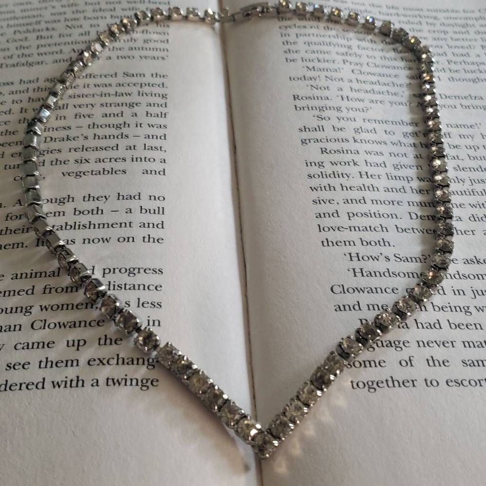 ‎Faux Diamon V Shaped Neckalce